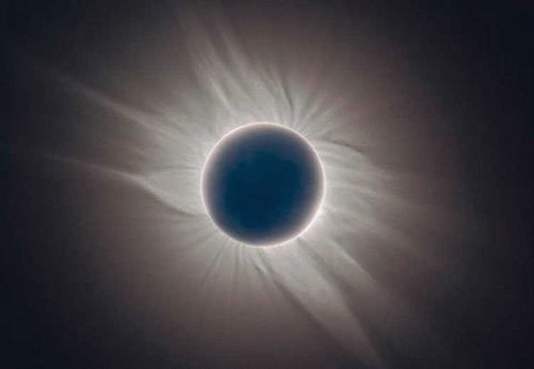 Почему Солнце и Луна столь похожи?