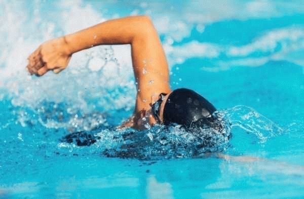 Упражнения для пловцов на суше: обучение стилям и тренировка ног
